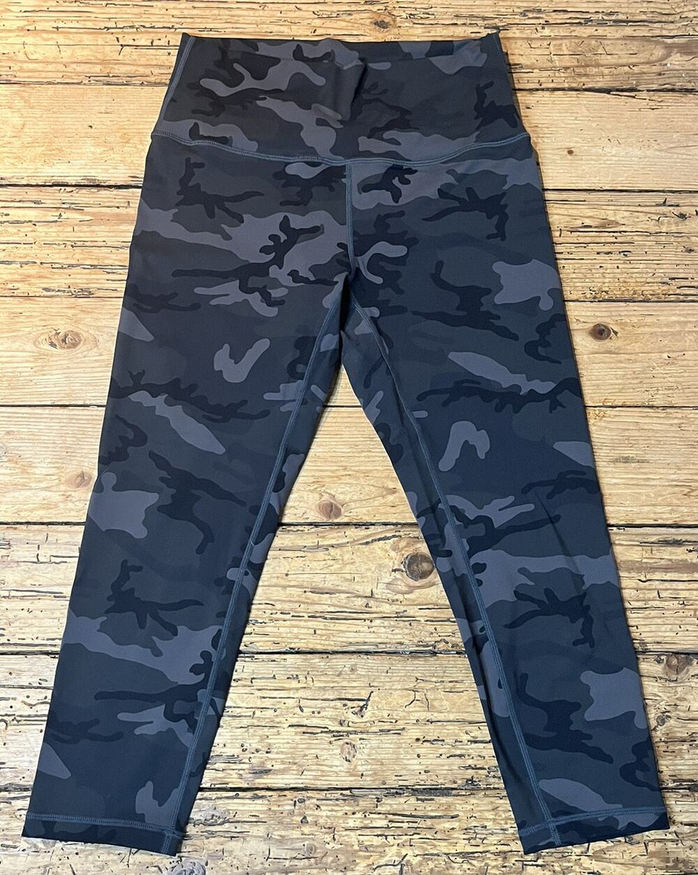 Zyia Active Womens Size 4 Grey Black Camo Cropped Leggings NWOT